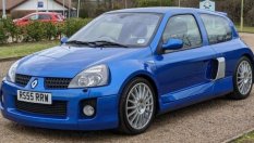 18-годишно Renault Clio с обратен волан се продава за...104 000 евро