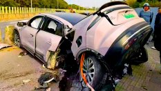 Китайски електромобил се разцепи при странна катастрофа