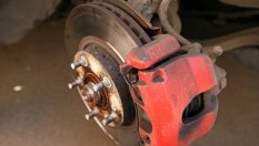 Защо една накладка е изтрита докрай, а останалите са като нови?