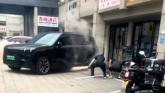 Китайски луксозен SUV се запали заради чужда батерия