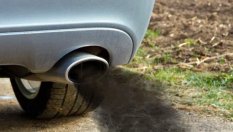 Знаете ли защо от ауспуха на някои стари бензинови коли излизат сажди?