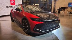 Toyota Crown даде различна форма на седана