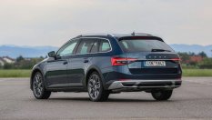Skoda Superb iV и Volkswagen Passat GTE не преминаха „Лосовия тест“