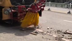 Камион почиства пътища в Китай с 80 км/ч