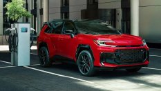 Японската Toyota RAV4 PHEV може да захранва дома ви за седмица