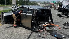 Cybertruck се разцепи на две в катастрофа с 10 коли