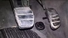 Защо много автомобили имат бутон под педала на газта?