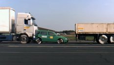 Камион удря кола "само" с 43 км/ч - какво се случва?