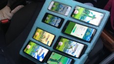 Американец шофира, докато играе Pokemon Go... на 8 смартфона