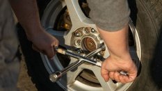 Защо някои шофьори монтират вътрешна гума в безкамерна