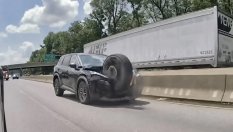 Летящо колело размаза кола на магистрала