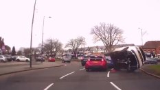 Какво се случва, когато Discovery Sport удари Toyota GR Yaris?