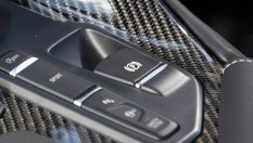 Защо електронната ръчна спирачка е по-добра от стандартната?