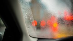 Петна по предното стъкло подсказват за сериозна повреда