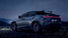 Lexus дава безплатно бензинова кола на клиентите си с електромобили