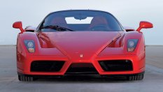 Защо Ferrari Enzo има различни странични огледала