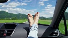 Момичета, не качвайте краката си на таблото по време на път