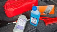 Какво трябва да се съхранява в багажника през зимата?