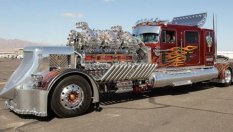 24-цилиндров монстър трък продаден за 12 милиона долара