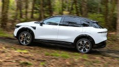 Китайски SUV се запали на зарядна станция