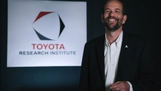 Шеф на Toyota кара Tesla, но твърди, че хибридът е по-добър