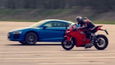 Audi R8 V10 премери сили с Ducati Panigale V4 (ВИДЕО)
