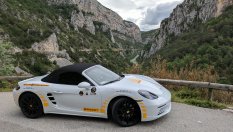 Търсят се двама българи да карат Porsche, Tesla и AMG в Южна Франция