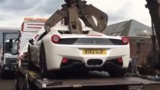 Престъпник съди полицията за унищожено Ferrari 458