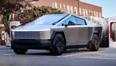 Един ден с Tesla в града: 17 средни пръста, заплаха с яйца и "Илон е паразит"
