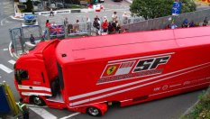 Нелегални мигранти атакуваха камион на Ferrari 