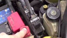 Малцина знаят за този важен бутон в автомобила