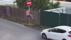 Когато бързаш, но знак край пътя те спира!