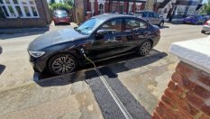 Нова идея – кабел в тротоара за зареждане на автомобили