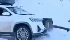 Китайски SUV се разпадна при опит за теглене