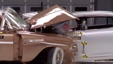 Какво става при удар между две коли с 50 г. разлика (ВИДЕО)