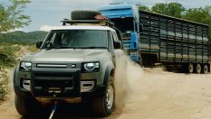 Два нови Defender-а теглят 20-тонен камион