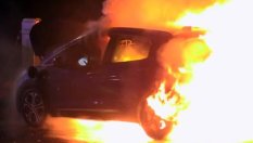 Електромобил се запали и изгоря при зареждане във Варна