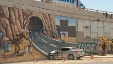 Шофьор се опита да влезе в нарисуван тунел