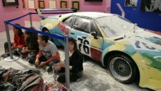 Еко активисти атакуваха с брашно уникално BMW M1