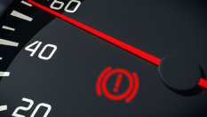 Индикаторът на ръчната спирачка показва и проблеми с други системи