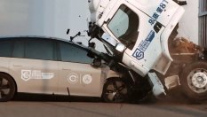 Краш-тест с електромобил и камион предизвика скандал