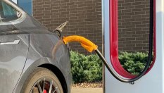 Tesla помоли клиентите си да не зареждат с мокри кърпи