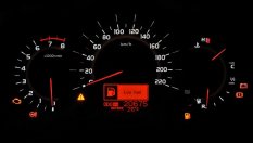 Колко бензин остава в резервоара, след като светне лампата?