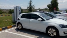 Колко точно са зарядните станции за електромобили по света?