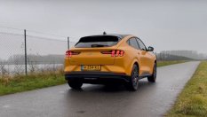 Дизелова Skoda Superb „изяде“ Ford Mustang Mach-E на магистрала