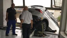 VW T-Cross увисна от третия етаж на дилърски център