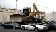 Вижте как булдозер размаза коли за 1.2 млн. долара (ВИДЕО)