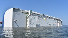 Кораб с 4000 нови коли се обърна в океана