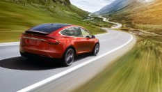 Самоускоряващи коли на Tesla причиниха над 100 катастрофи