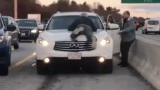 Ядосан шофьор се вози 5 км на предния капак на друг